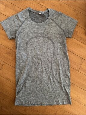 lululemon athletica Heather Gray Short Sleeve Tee